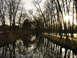 Wassergraben um Schloss Wikrath